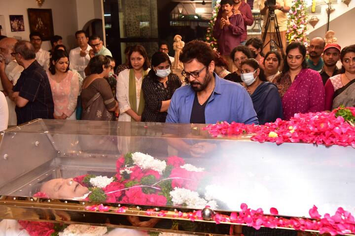 కృష్ణ పార్దివదేహానికి నివాళి అర్పించిన వెంకటేష్.