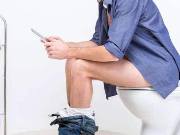 Here is the 4 reason why you should not carry phone in toilet Health Tips: टॉयलेट में फोन चलाने वाले जान लें ये बात, नहीं तो बीमारियों का बोझ उठाते- उठाते खत्म हो जाएगी जिंदगी