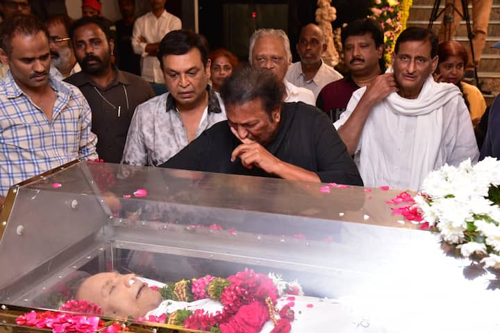 కృష్ణ భౌతికకాయాన్ని చూసి మంచు మోహన్ బాబు కన్నీరు మున్నీరుగా విలపించారు.