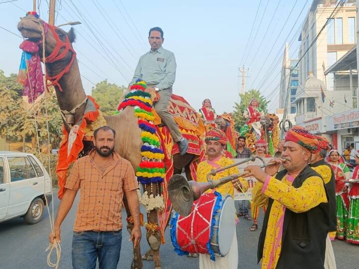 Udaipur festival has been organized on Tribal Day Rajasthan News Collector Tarachand Meena ANN Udaipur News: सरकारी लग्जरी गाड़ी नहीं, बल्कि ऊंट पर सवार होकर निकले कलेक्टर ताराचंद मीणा, जानें क्या था खास मौका