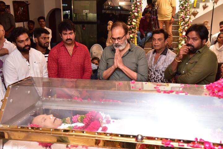 కృష్ణ భౌతికకాయానికి నాగబాబు శ్రద్ధాంజలి ఘటించారు.