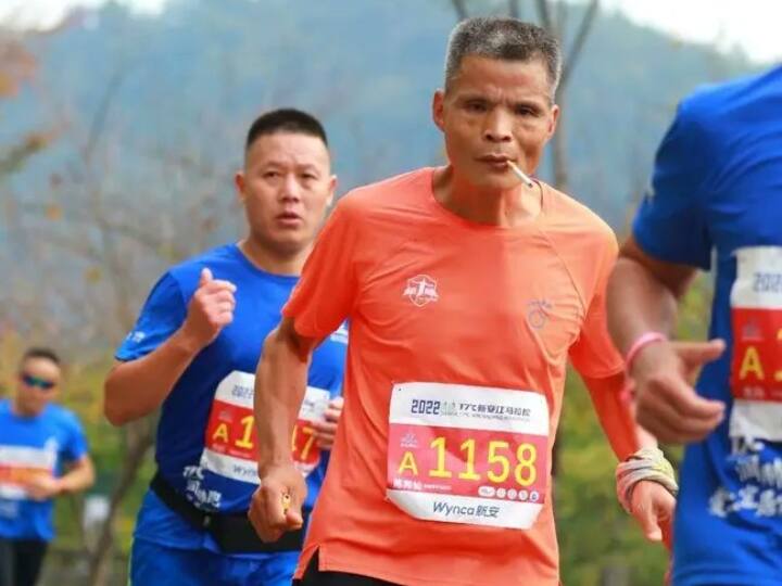 Chinese man is 50 year old complete 42 km marathon while smoking cigarettes Weird Chinese Marathoner: 50 साल के चीनी शख्स का कारनामा, सिगरेट पीते हुए पूरी की 42 किमी की मैराथन