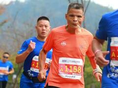 50 साल के चीनी शख्स का कारनामा, सिगरेट पीते हुए पूरी की 42 किमी की मैराथन