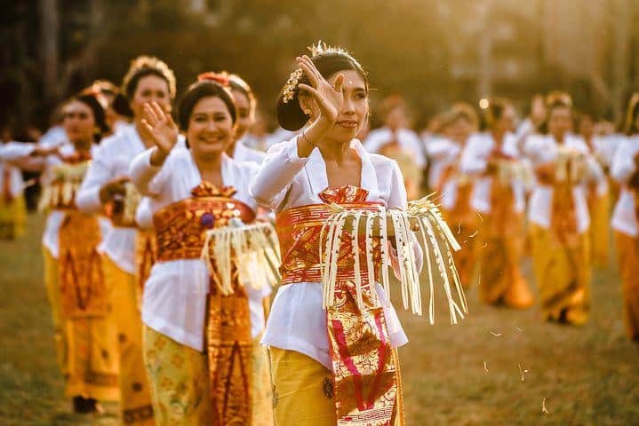 ১৯৭৪ সালে ৪০০ কোটি জনসংখ্যা ছাপিয়ে গিয়েছিল পৃথিবী। আর পঞ্চাশটা বছর পেরোনোর আগেই একলাফে দ্বিগুণ।