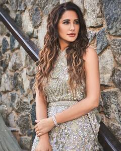 PHOTO: नर्गिस फाखरीवर चढला बोल्डनेसचा रंग, शॉर्ट ड्रेसमध्ये केले सिझलिंग फोटोशूट!