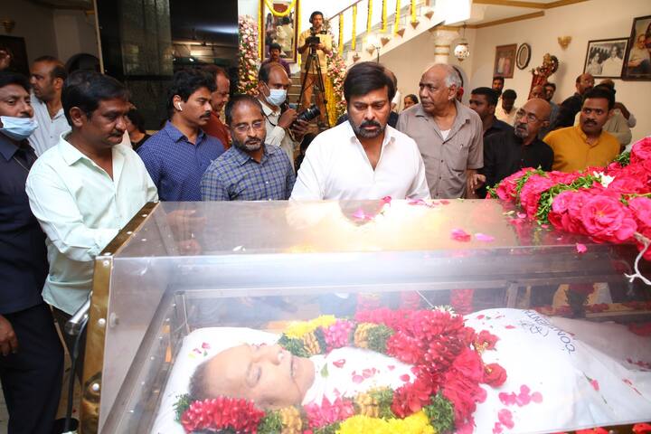 సూపర్ స్టార్ కృష్ణకు చిరంజీవి నివాళి అర్పించారు.