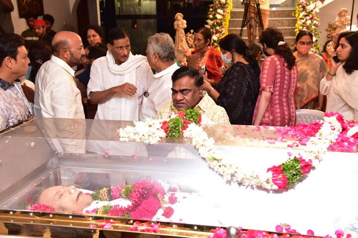 కృష్ణ భౌతికకాయానికి బాబు మోహన్  నివాళి అర్పించారు.