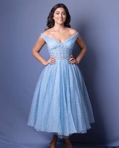 Shriya Saran: చుక్కల గౌనులో చక్కటి శ్రియ, రోజురోజుకి వయసు తరిగిపోతోందిగా