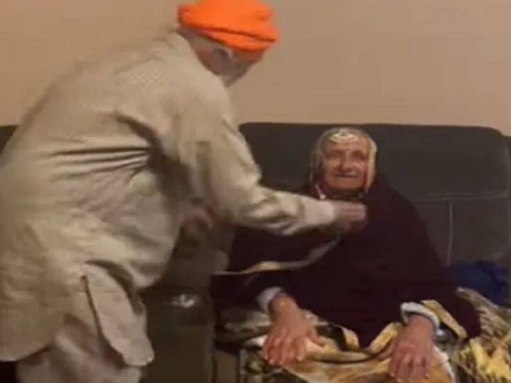Video Viral marathi news grandfather surprise to see his wife dress up like bride reaction Viral Video : आजीला वधूसारखं सजवलं, आजोबांनी दिली अप्रतिम प्रतिक्रिया; इतकं प्रेम पाहून तुमचेही डोळे पाण्याने भरतील