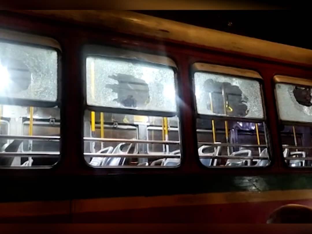 Mumbai Crime news youths pelted stones on a BEST bus in Dahisar several passengers injured Mumbai Crime : दहिसरमध्ये उनाड तरुणांचा धिंगाणा, प्रवाशांनी भरलेल्या बेस्ट बसवर दगडफेक, अनेक प्रवासी जखमी