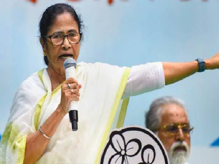 Do I Fall At Your Feet And Beg?: Mamata Banerjee's Jibe At PM Over GST நான் உங்கள் காலில் விழுந்து வணங்க வேண்டுமா? பிரதமருக்கு மம்தா கேள்வி -  காரணம் இதுதான்!