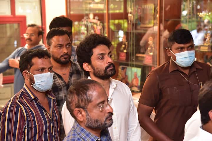 కృష్ణ పార్దివదేహానికి నివాళి అర్పించిన నందమూరి కల్యాణ్ రామ్.