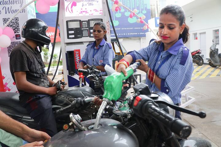 Petrol Diesel Price Today: মঙ্গলে শহরে কী দাম জ্বালানির ? আজ বাইরে বেরোনোর আগেই চোখ রাখুন জ্বালানির দর।  চলুন কলকাতা-সহ সারা দেশের পেট্রল-ডিজেলের কী দাম, জেনে নেওয়া যাক।