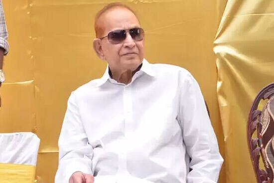 1965 साली कृष्णा घट्टामनेनी यांनी 'Thene Manasula' हा सिनेमा केला. या सिनेमात ते मुख्य भूमिकेत होते.