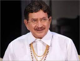 महेश बाबूचे वडील कृष्णा घट्टामनेनी हे दाक्षिणात्य सिनेसृष्टीतील ज्येष्ठ अभिनेते आहेत.