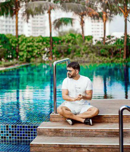 ਤਸਵੀਰਾਂ 'ਚ ਕਪਿਲ ਸ਼ਰਮਾ ਨੂੰ ਸਫੇਦ ਟੀ-ਸ਼ਰਟ ਅਤੇ ਸ਼ਾਰਟਸ 'ਚ ਦੇਖਿਆ ਜਾ ਸਕਦਾ ਹੈ। ਉਸਨੇ ਬਲੈਕ ਸਨੀਕਰਸ ਨਾਲ ਆਪਣੀ ਲੁੱਕ ਨੂੰ ਸਟਾਈਲ ਕੀਤਾ।