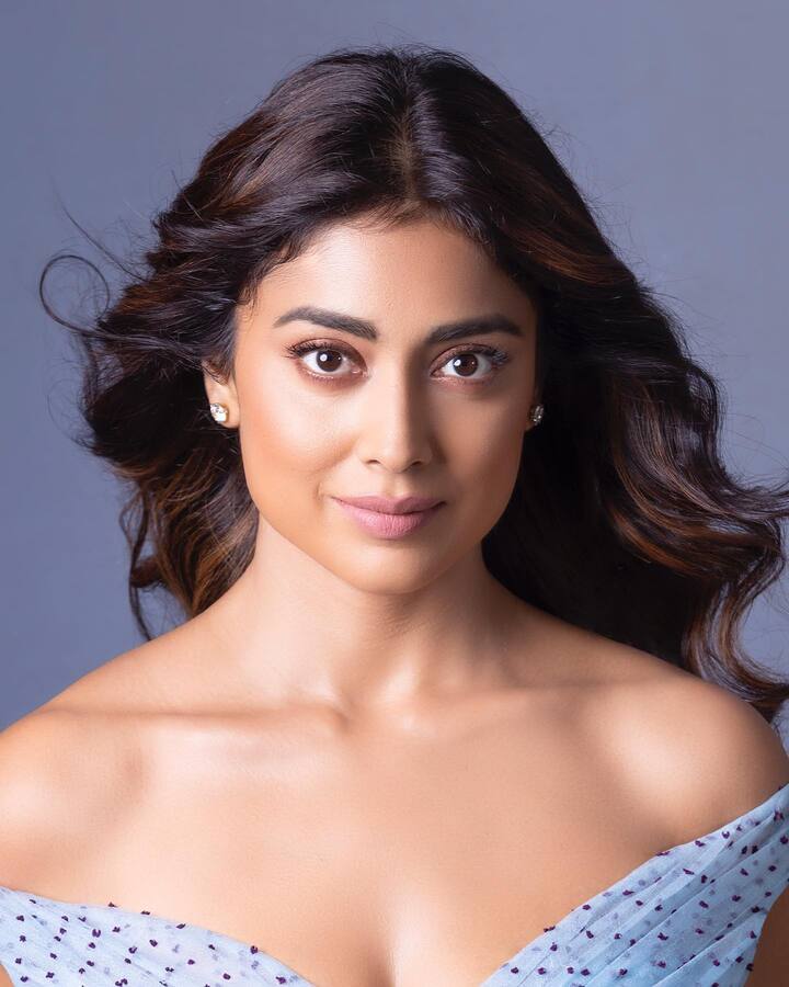 శ్రియా అందమైన పొల్కా డాట్ గౌనులో చాలా చక్కగా ఉంది. -Image Credit: Shriya Saran/Instagram