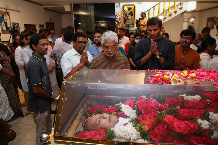 సీనియర్ నటుడు, నిర్మాత మురళీ మోహన్  సూపర్ స్టార్ కృష్ణ భౌతికకాయానికి  నివాళి అర్పించారు.