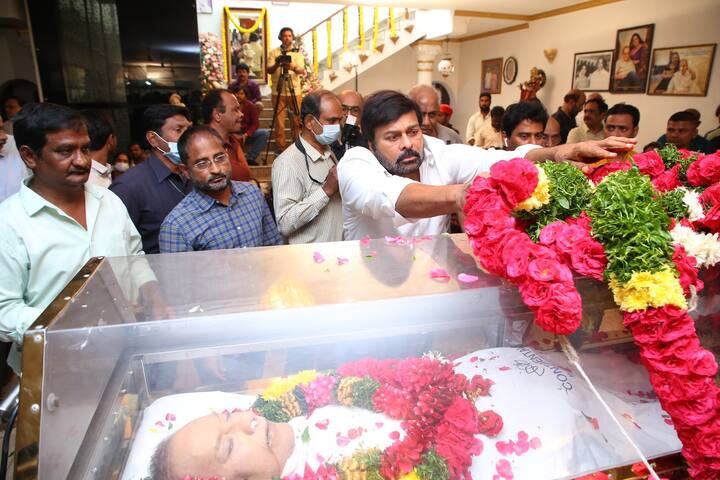 కృష్ణ పార్దివదేహంపై పూల మాల వేశారు.