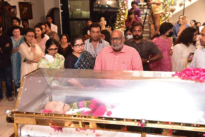 కృష్ణ భౌతికకాయానికి కీరవాణి నివాళి అర్పించారు.