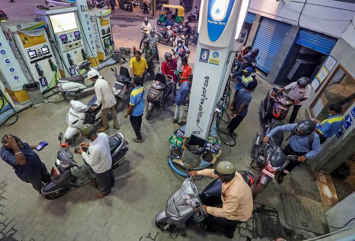 গত সপ্তাহেই দেশের একাধিক রাজ্যে প্রভাব পড়ে জ্বালানির দামে। আন্তর্জাতিক বাজারে কমছে পেট্রোল-ডিজেলের দাম। যদিও জ্বালানির দাম অপরিবর্তিত রয়েছে কলকাতায়।  