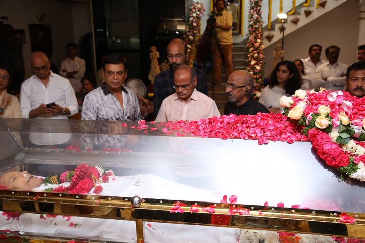 ప్రముఖ నిర్మాత దిల్ రాజు సూపర్ స్టార్ కృష్ణ భౌతికకాయానికి  నివాళి అర్పించారు.
