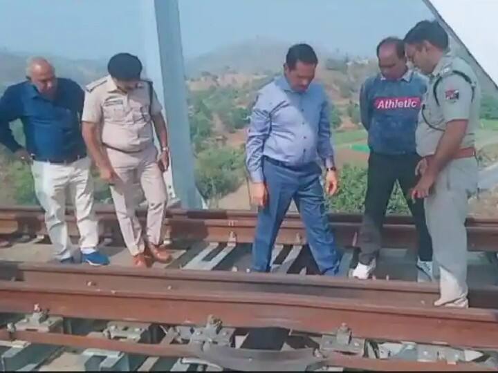 Udaipur Ahmedabad Broad Gauge Track Blast Rajasthan ATS SOG team will investigate CM Gehlot Meeting ANN Udaipur-Ahmedabad Track Blast: गहलोत सरकार सतर्क, सीएम आवास पर बैठक में लिया गया यह बड़ा फैसला