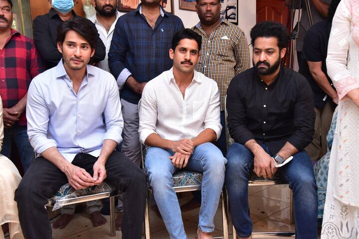 కృష్ణ కుటుంబ సభ్యులతో జూ. ఎన్టీఆర్, నాగ చైతన్య.