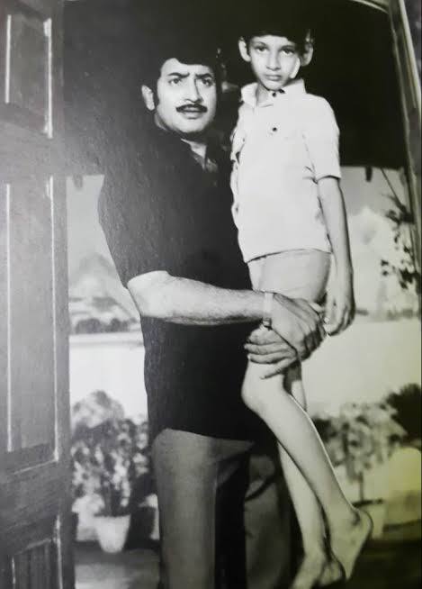 కొడుకు మహేష్ ను ఎత్తుకొని..