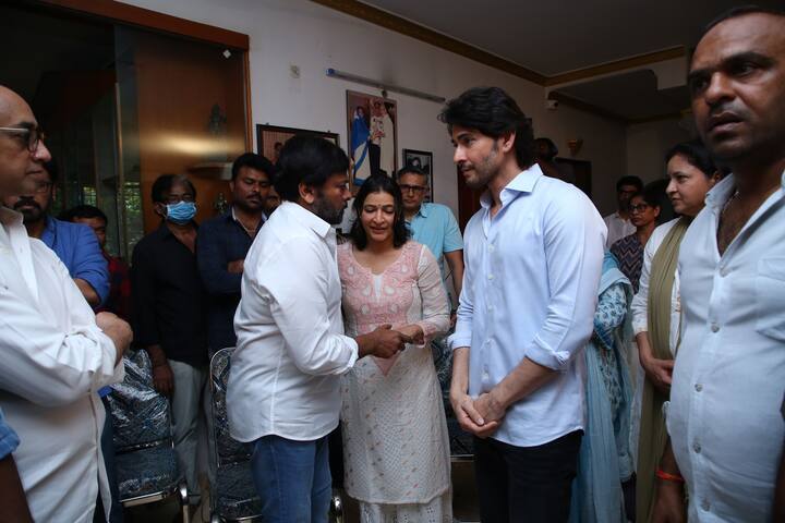 కృష్ణ కుటుంబ సభ్యులను కలిసి పరామర్శించి ధైర్యం చెప్పారు.