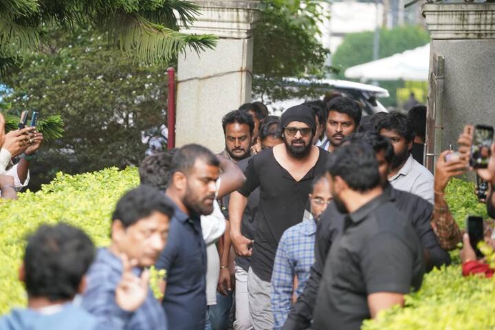 హీరో ప్రభాస్ సూపర్ స్టార్ కృష్ణ భౌతికకాయానికి నివాళి అర్పించారు.