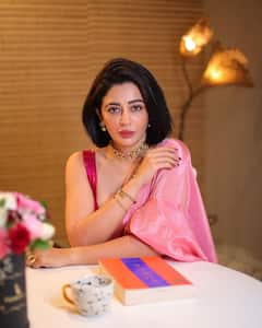 Nehha Pendse: नेहा पेंडसेच्या ग्लॅमरस अदा; फोटोवर खिळल्या नेटकऱ्यांच्या नजरा