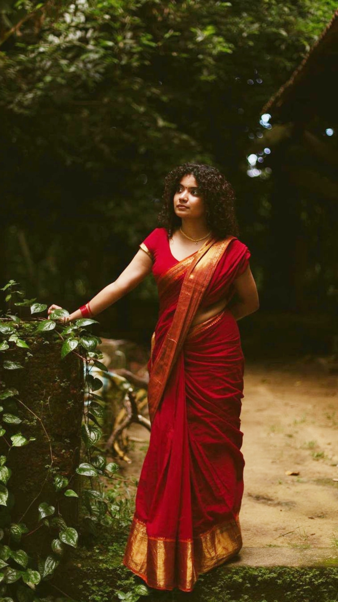 Malayalam actress Anna ben saree clicks in stunning red saree dont miss  pics | Anna ben: கேரளத்து புட்டு புட்டு...நடிகை அன்னா பெனின் லேட்டஸ்ட்  க்ளிக்ஸ்!