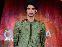 'काला' के ट्रेलर लॉन्च इवेंट में ठाट-बाट में पहुंचे इरफान ख़ान के बेटे बाबिल ख़ान, फोटोज़ देख आ जाएगी दिवंगत अभिनेता की याद