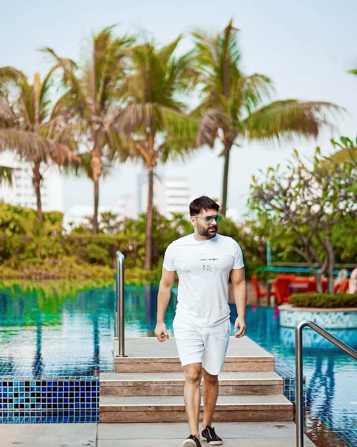 हाल ही में, कपिल शर्मा ने अपने फिट लुक की तस्वीरें सोशल मीडिया पर शेयर की हैं. फोटोज में वह स्विमिंग पूल के किनारे पोज देते हुए नजर आ रहे हैं.