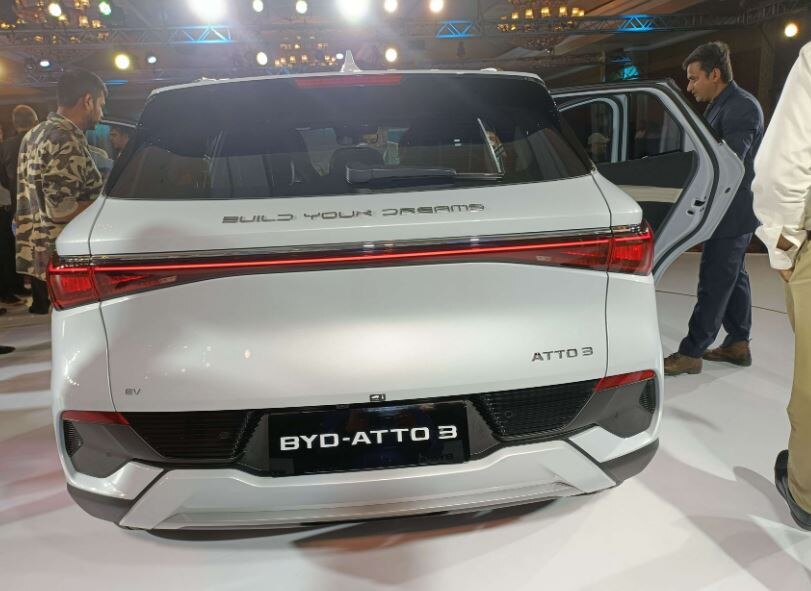 BYD Atto 3 Review: ભારતમાં ધૂમ મચાવી રહી છે આ ઇલેક્ટ્રિક કાર, વર્ષો સુધી બેટરીની ચિંતા નહીં ને કિંમત સાવ સસ્તી