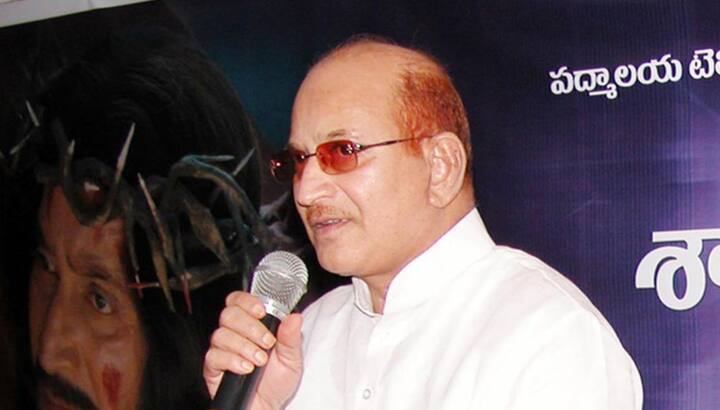 कृष्णा घट्टामनेनी यांनी अनेक लोकप्रिय सिनेमांत काम केलं आहे. यात कुला गोथरालु, पदंडी मुंधुक आणि परुवु प्रतिष्ठासारख्या अनेक सिनेमांचा समावेश आहे.