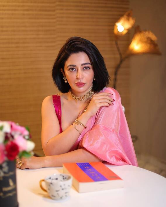 नेहा पेंडसेच्या ग्लॅमरस अदा