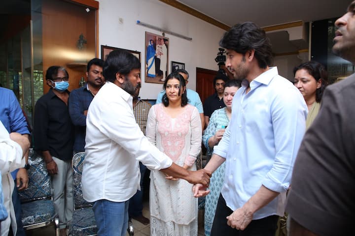 కృష్ణ కుటుంబ సభ్యులను కలిసి పరామర్శించి ధైర్యం చెప్పారు.