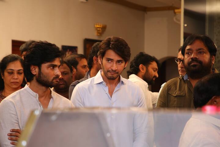 పలువురు సినీ ప్రముఖులు సూపర్ స్టార్ కృష్ణ భౌతికకాయానికి  అంజలి ఘటించారు.