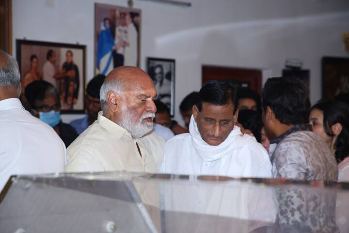 దిగ్గజ దర్శకుడు రాఘవేంద్ర రావు సూపర్ స్టార్ కృష్ణ పార్దివదేశానికి అంజలి ఘటించారు.