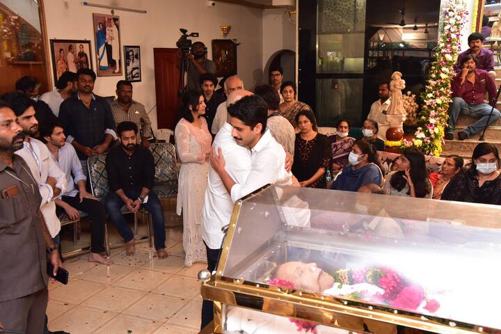 కృష్ణ కుటుంబ సభ్యులను పరామర్శించిన నాగ చైతన్య.