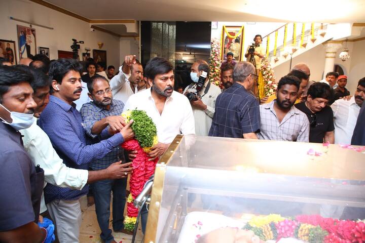 సూపర్ స్టార్ కృష్ణకు చిరంజీవి నివాళి అర్పించారు.