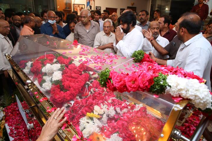పూల మాల వేసి శ్రద్ధాంజలి ఘటించారు.