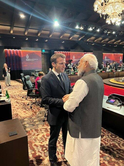 PM Modi holds a brief discussion at the start of the G20 Summit in Bali, Indonesia with French President Emmanuel Macron on Tuesday.(Source: Twitter/PMOIndia)