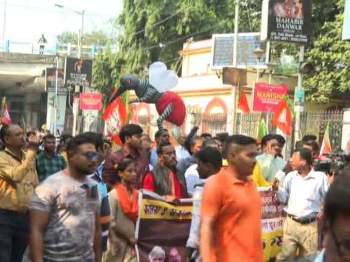 পুরসভার সামনে পুলিশের ব্যারিকেড ভাঙার চেষ্টা যুব মোর্চার সদস্যদের। বাধা দেয় পুলিশ।