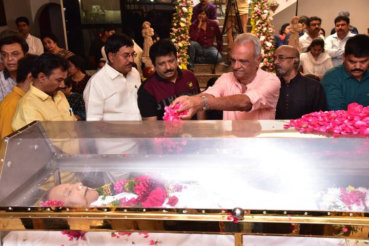 కృష్ణ భౌతికకాయానికి సీపీఐ నారాయణ  నివాళులర్పించారు.