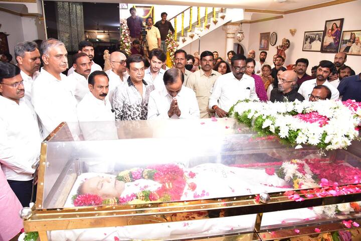 కృష్ణ భౌతికకాయానికి సీఎం కేసీఆర్ నివాళులర్పించారు.