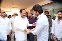 సూపర్ స్టార్ కృష్ణ భౌతికకాయానికి రాజకీయ ప్రముఖుల నివాళి