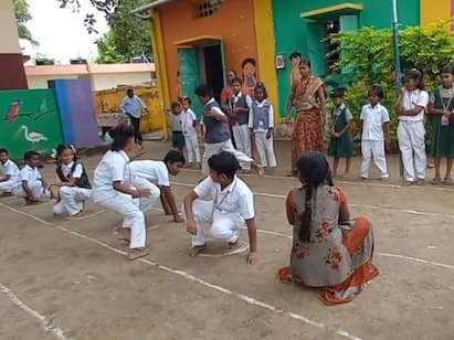childrens day celebration in goverment school in karur TNN கரூர்: குழந்தைகள் தினத்தில் பாரம்பரிய போட்டிகள் விளையாடி மகிழ்ந்த மாணவ, மாணவிகள்